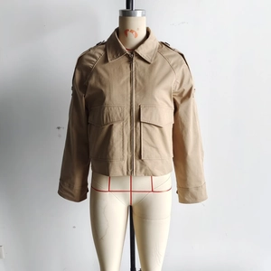 Détails de la veste courte en toile kaki avec poches plaquées et fermeture éclair en métal