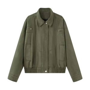 Detalle de chaqueta de antelina verde militar con cuello retro y bolsillos con cremallera