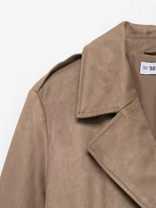 Nahaufnahme von Revers und Schulterklappen an einem khakifarbenen Wildleder-Trenchcoat