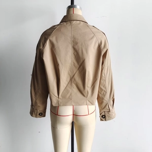 Vue arrière d'un trench-coat court kaki avec manches raglan et détails de plis