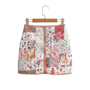 Gesteppter Patchwork-Minirock mit Blumenmustern und Frontreißverschluss für Damen