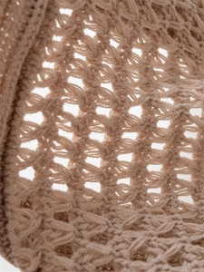Vue détaillée du tricot au crochet beige avec texture de maille ajourée fine