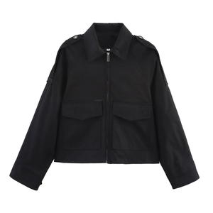 Veste trench courte noire pour femme avec col à revers et grandes poches à rabat