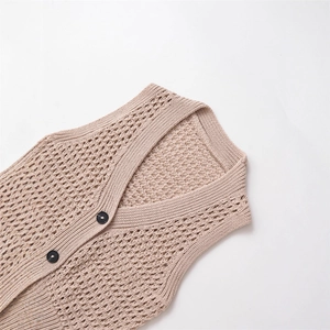 Gilet en tricot beige à col en V avec maille ajourée et boutons noirs contrastés