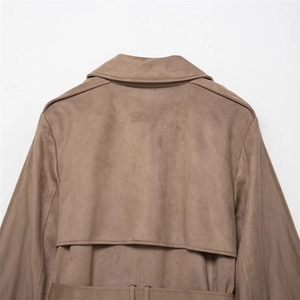 Damen-Trenchcoat aus Wildlederimitat in Hellbraun mit klassischem Windschutz am Rücken