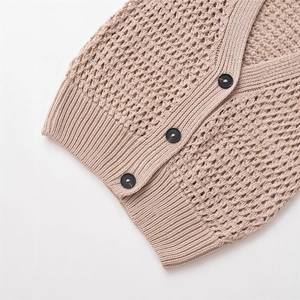Gilet en maille ajourée avoine avec col en V et trois boutons noirs pour femmes