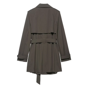 Dettaglio posteriore con mantellina e spalline di un trench coat color tortora scuro