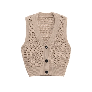 Gilet en maille beige col V avec motifs au crochet et boutons sur le devant