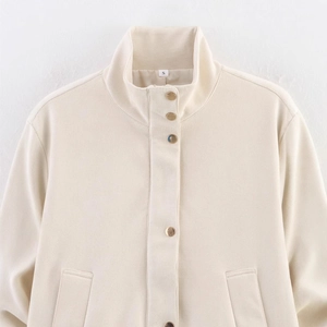 Veste beige minimaliste pour femme en daim avec col montant et boutons dorés