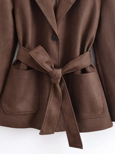 Dettaglio del cappotto scamosciato marrone scuro con cintura in vita e grandi tasche