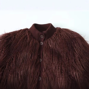 Détail d'une veste en fausse fourrure marron avec texture poilue et col en tricot
