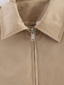 Détail du col d'une veste en sergé kaki avec zip argenté et étiquette taille S