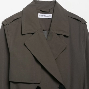 Trench coat verde oliva scuro con revers classici e dettagli sulle spalline da donna
