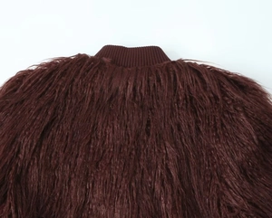 Gros plan du col en fourrure synthétique rouge bordeaux avec bordure en tricot