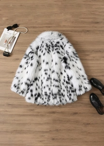 Détail du manteau en fausse fourrure jacquard noir et blanc avec col en peluche doux