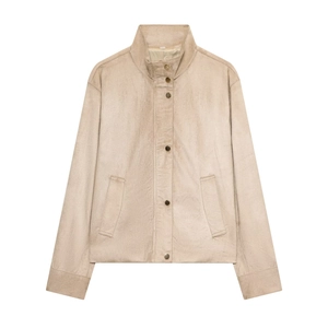 Détail de la veste en suédine beige clair avec boutons-pression et col montant chic