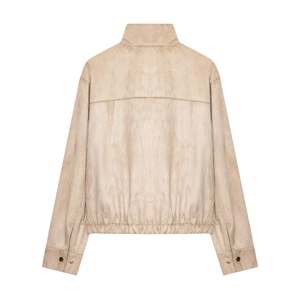 Détail de la veste en suédine beige montrant l'ourlet élastique et le bouton pression métal