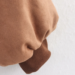 Brauner Wildleder-Wintermantel mit Kunstfellkragen und Rippbündchen für Damen
