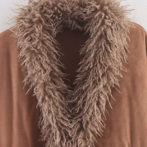 Wintermantel aus karamellbraunem Wildleder mit luxuriösem, großem Kunstpelzkragen