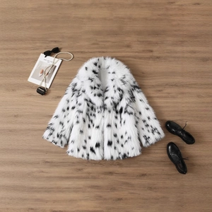 Manteau chic en fausse fourrure tachetée noir et blanc avec revers épais et chaud d'hiver