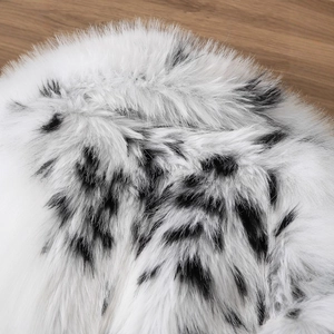 Veste en fausse fourrure jacquard noir et blanc chic avec texture douce et épaisse