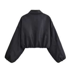 Detailansicht von Kordelzugsaum und Laternenärmeln an einer schwarzen kurzen Jacke