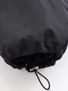 Detail der schwarzen Jackenmanschette mit verstellbarem Metall-Stopper und Kordelzug