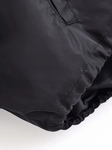 Detailaufnahme der schwarzen Jackenmanschette mit Kordelzug und feiner Verarbeitungsqualität
