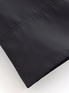 Detail der schwarzen Kordelzugjacke mit präzisen Doppelnähten und glatter Textur des Stoffes