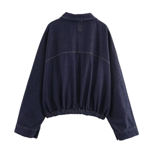 Vue arrière détaillée d'une veste en jean bleu foncé avec ourlet élastique et coupe courte
