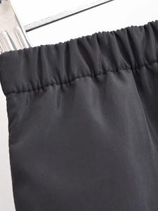 Detailansicht der schwarzen Jacken-Taille mit Kordelzug, Gummizug und Stoffstruktur