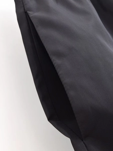 Detailansicht der Seitentaschennaht an der schwarzen Kordelzugjacke mit sauberem Finish