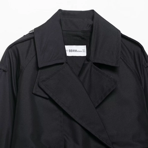Trench-coat court noir résistant à l'eau avec col à revers et pattes d'épaule