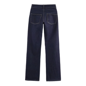Détail du jean denim bleu foncé montrant les poches arrière et les surpiqûres