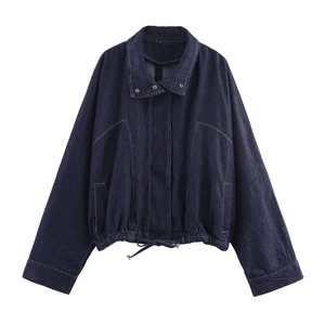 Détail d'une veste en jean à manches chauve-souris avec cordon de serrage au bas