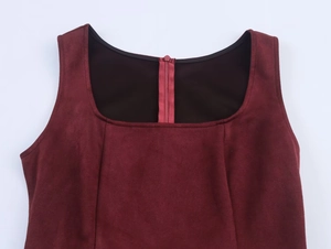 Détail du col carré et du zip caché au dos de la robe en daim bordeaux à ourlet plissé