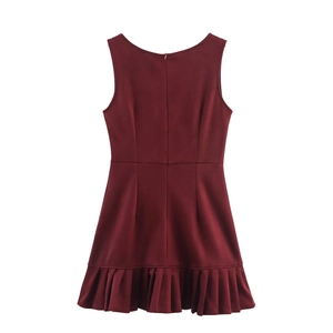 Robe sans manches bordeaux élégante avec col carré et ourlet plissé en coupe ajustée