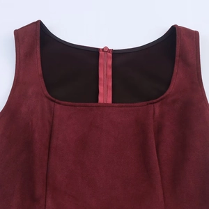 Robe bordeaux à encolure carrée avec ourlet plissé et fermeture éclair au dos en daim