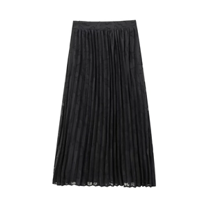 Vue détaillée d'une jupe midi plissée noire avec motifs subtils et coupe trapèze fluide