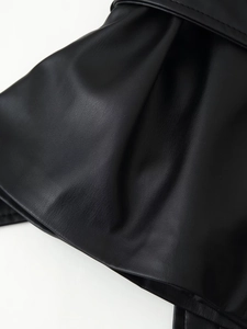 Detailopname van zwarte PU-leertextuur met fijn stiksel en geplooide afwerkingen