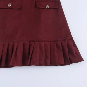 Robe bordeaux chic avec col carré, ourlet plissé et boutons métalliques décoratifs