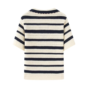 Dettaglio della polo in maglia a righe blu navy e crema con bordo del colletto smerlato