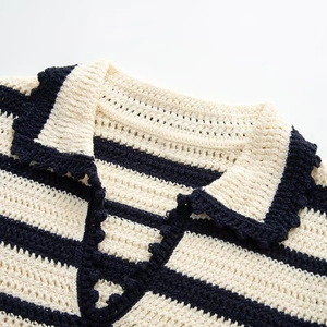 Dettaglio del maglione a righe all'uncinetto con strisce blu navy e colletto smerlato