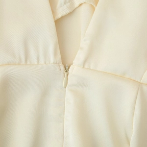 Robe élégante en satin à col en V avec fermeture éclair invisible et coutures premium