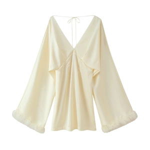Robe élégante en satin champagne avec col en V et bordure luxueuse en plumes aux poignets