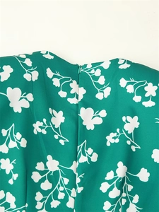 Détail de la fermeture éclair invisible au dos d'une robe fleurie verte pour femme