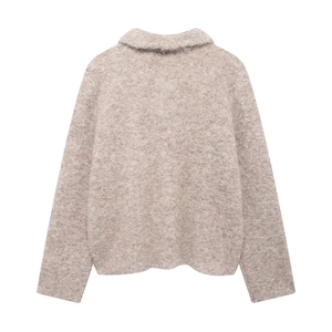 Détail de la texture en maille douce et du tissu pelucheux sur le dos du cardigan