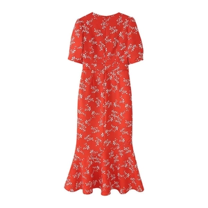 Détail d'une robe fleurie rouge avec fermeture éclair invisible et taille ajustée