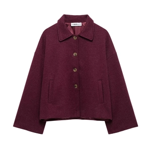 Détail de veste courte bordeaux foncé en laine avec fermeture à boutons et col à revers