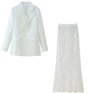 Vue détaillée d'un ensemble blanc deux pièces avec blazer cintré et jupe en dentelle